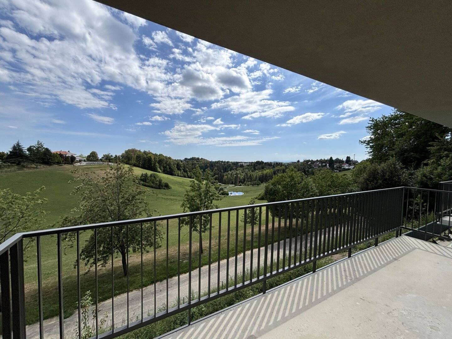 32 m² living kitchen, balcony with panoramic view, year-round sun – living above the hill country