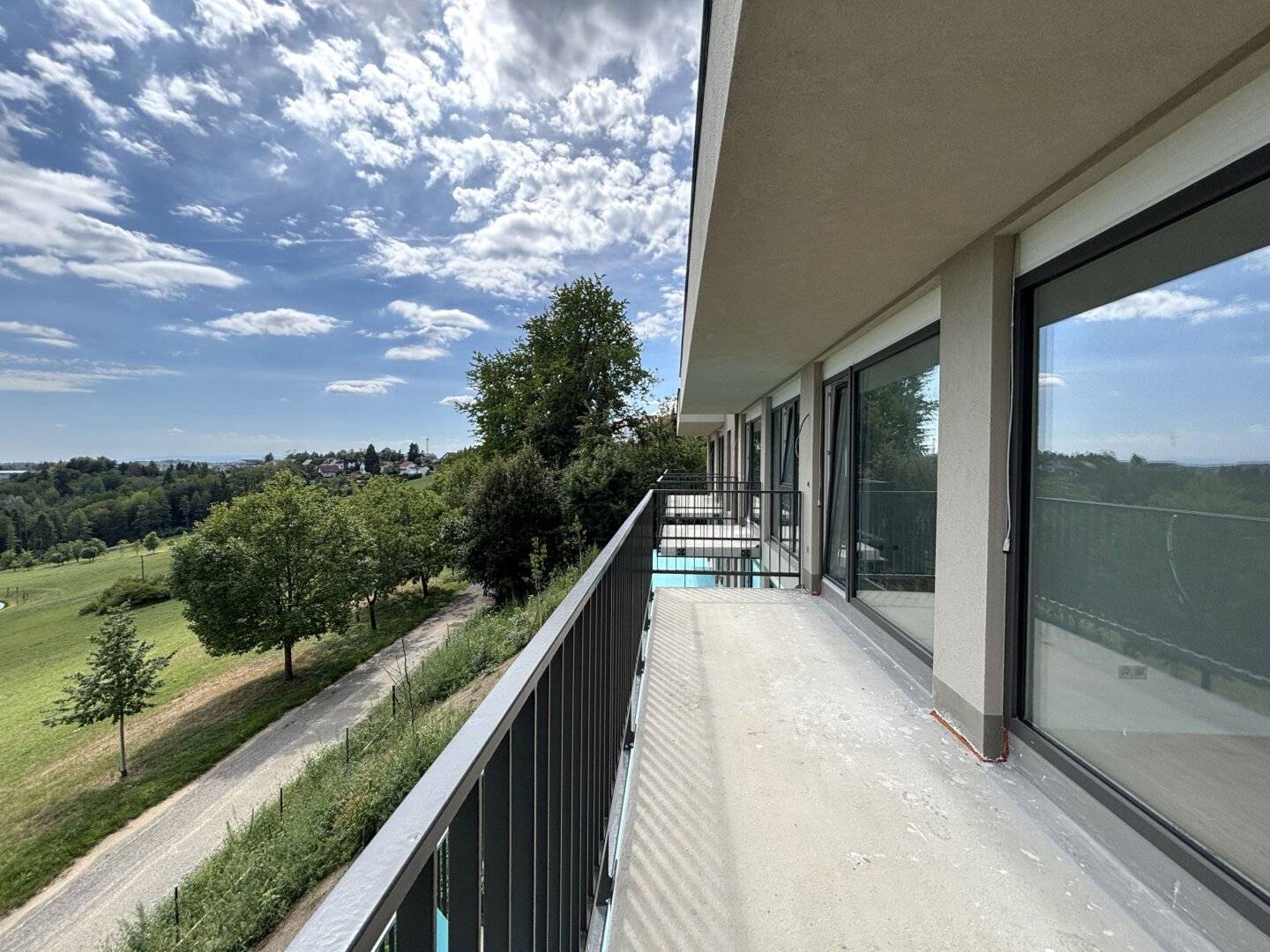 32 m² living kitchen, balcony with panoramic view, year-round sun – living above the hill country