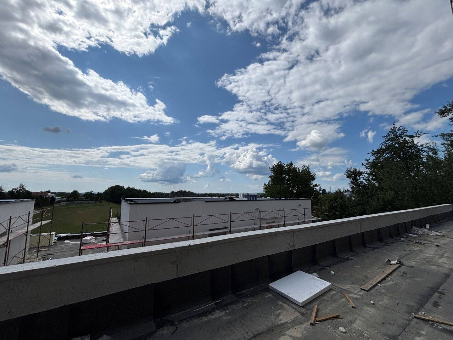 32 m² Wohnküche, Balkon mit Panorama, Ganzjahressonne – Wohnen über dem Hügelland