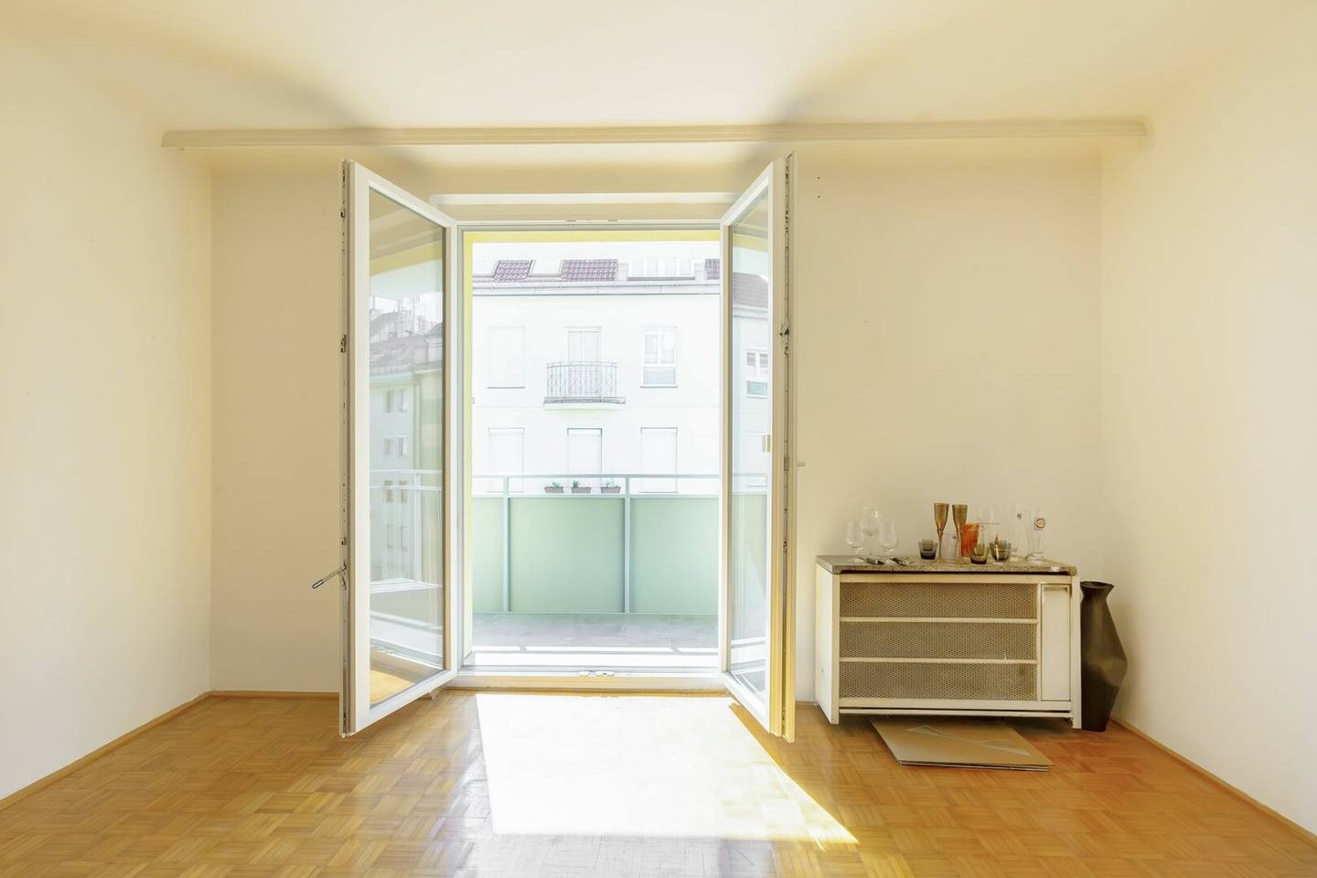 Sollingergasse - sanierungsbedürftiger 2 Zimmer Neubau mit 2 Balkonen