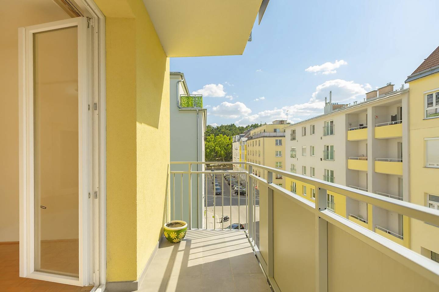Sollingergasse - sanierungsbedürftiger 2 Zimmer Neubau mit 2 Balkonen
