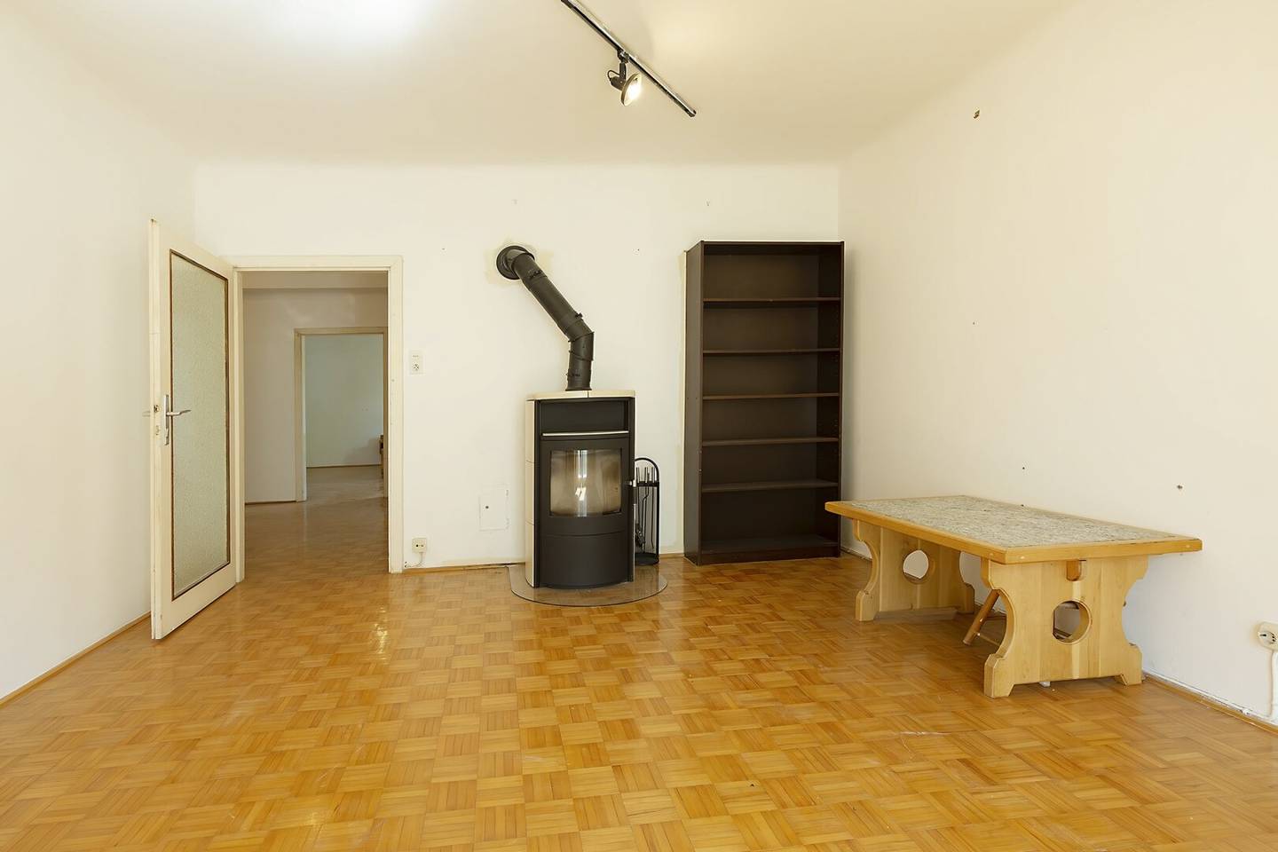 Sollingergasse - sanierungsbedürftiger 2 Zimmer Neubau mit 2 Balkonen