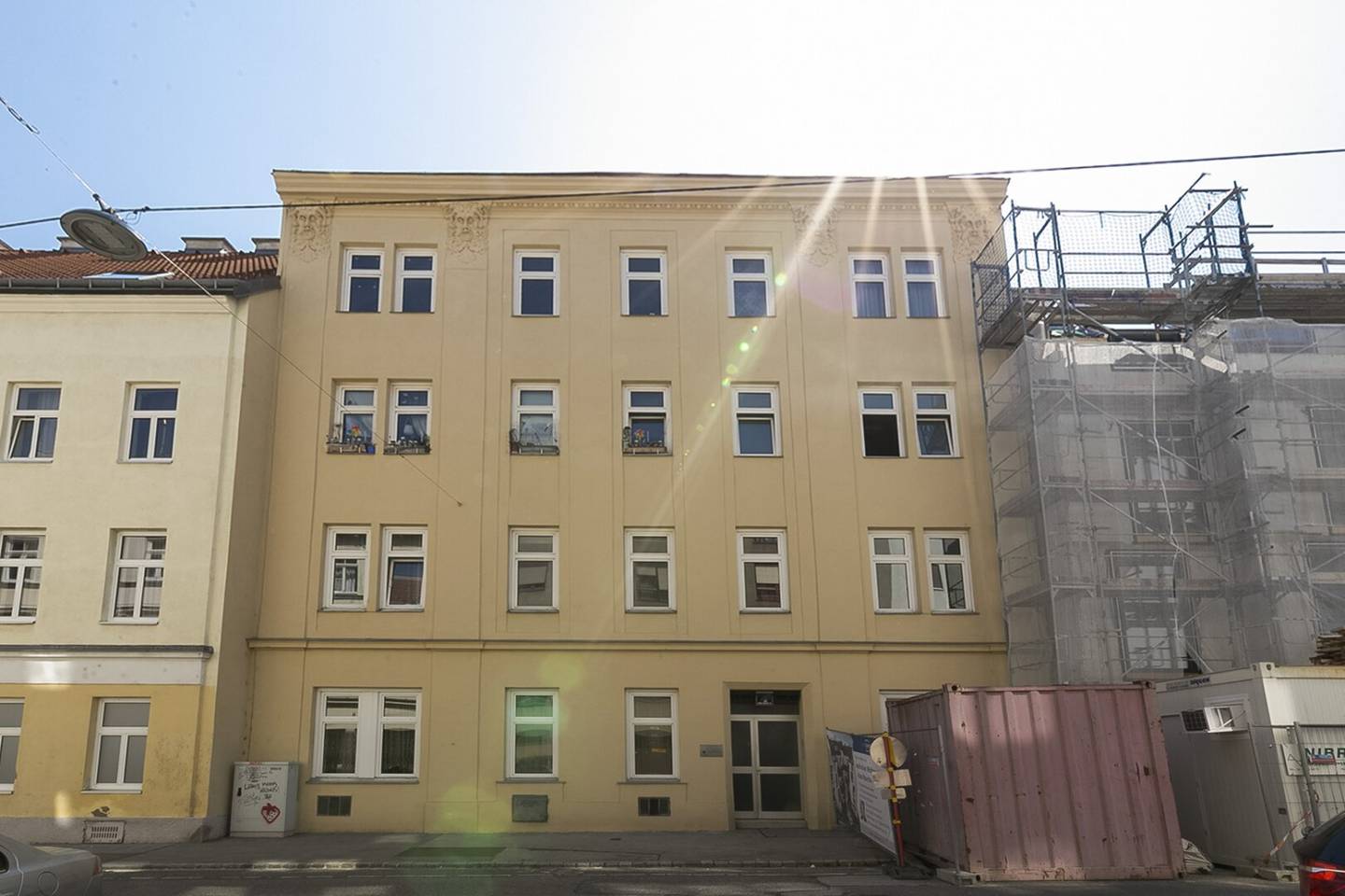 Abt-Karl-Gasse - Apartment building with building permit for attic conversion, near Kutschkermarkt