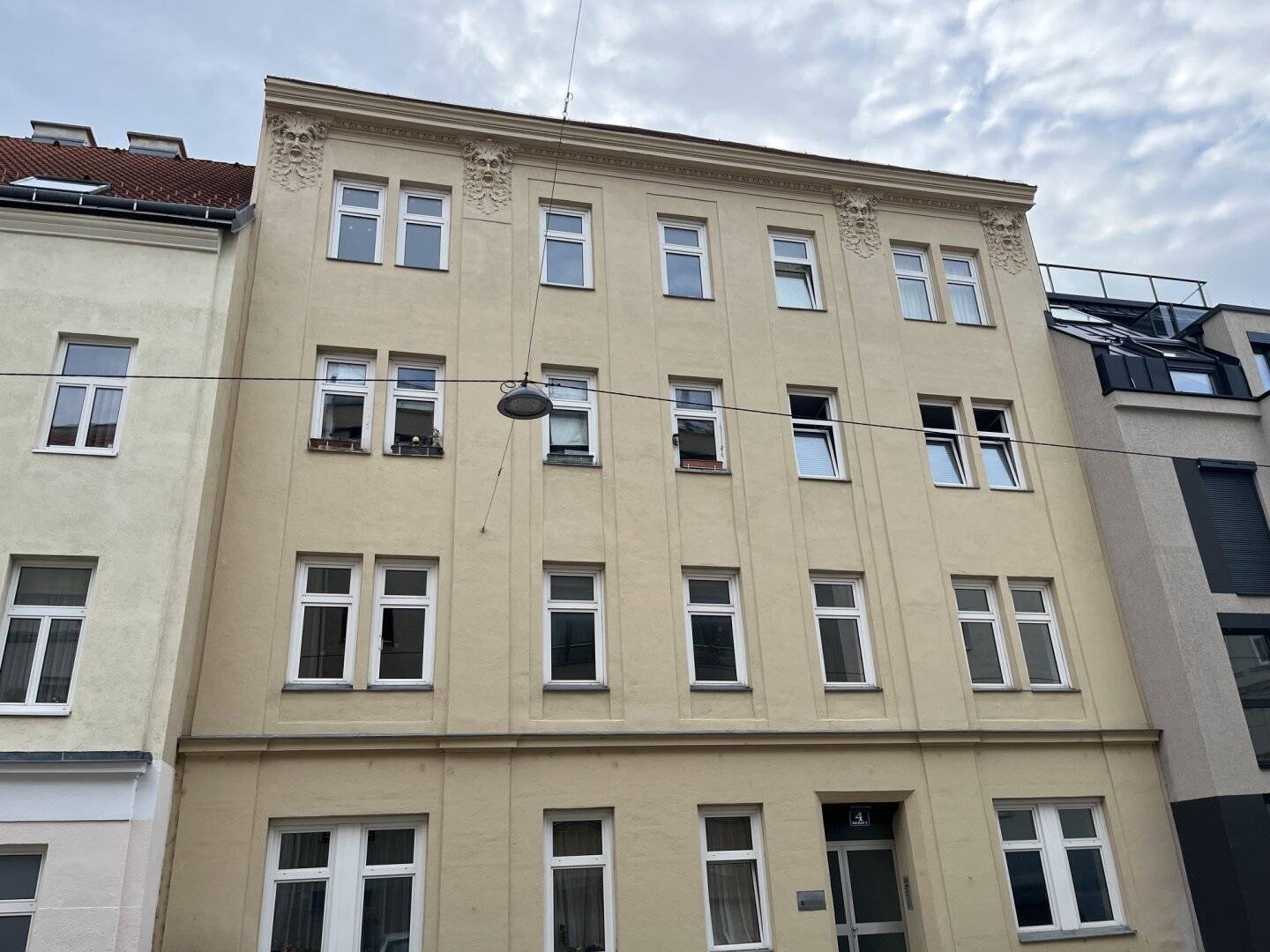 Abt-Karl-Gasse - Zinshaus mit baugenehmigtem DG-Ausbau, Nähe Kutschkermarkt