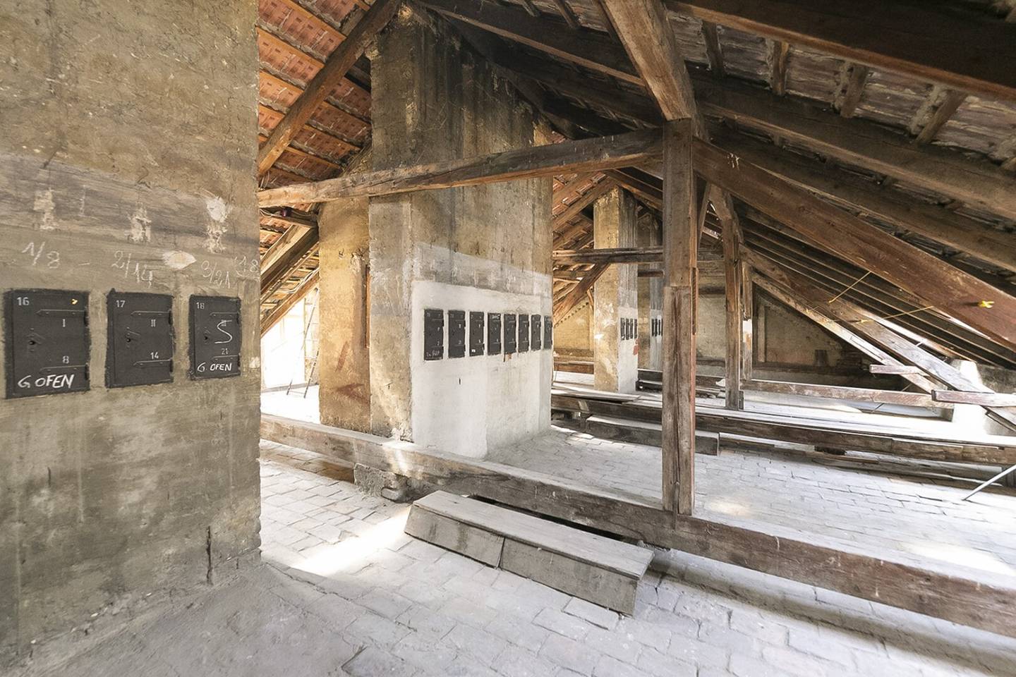 Abt-Karl-Gasse - Apartment building with building permit for attic conversion, near Kutschkermarkt