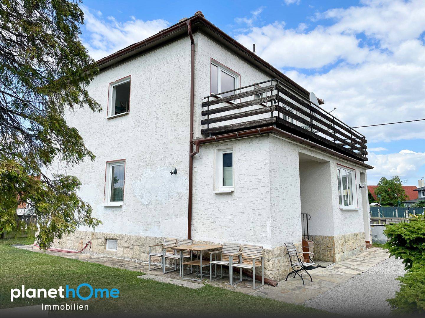 Bright family apartment with large garden and high ceilings