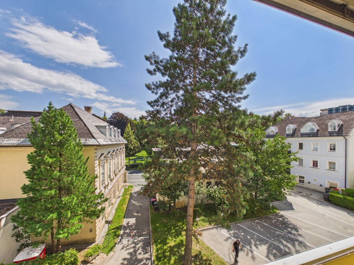 Helle Wohnung mit Loggia und Fischgrätparkett