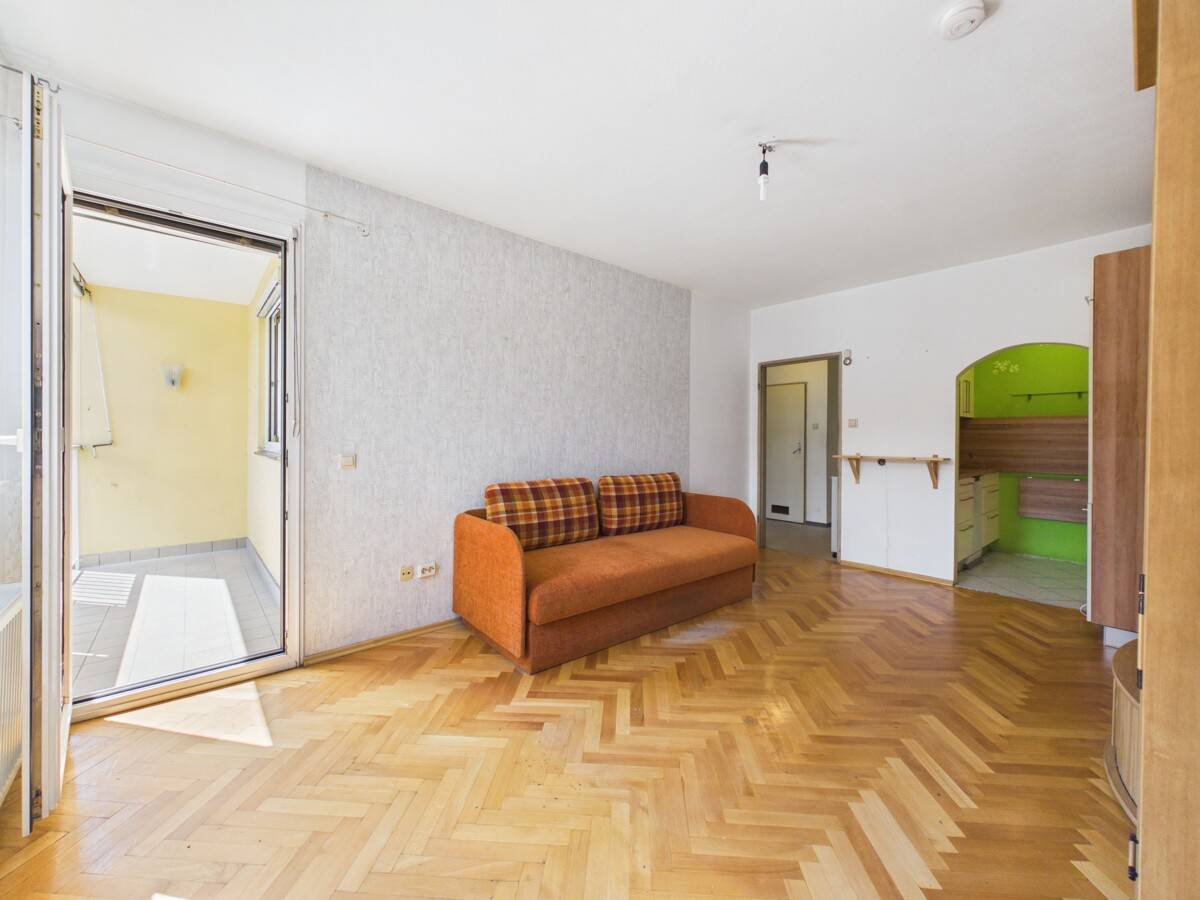 Helle Wohnung mit Loggia und Fischgrätparkett
