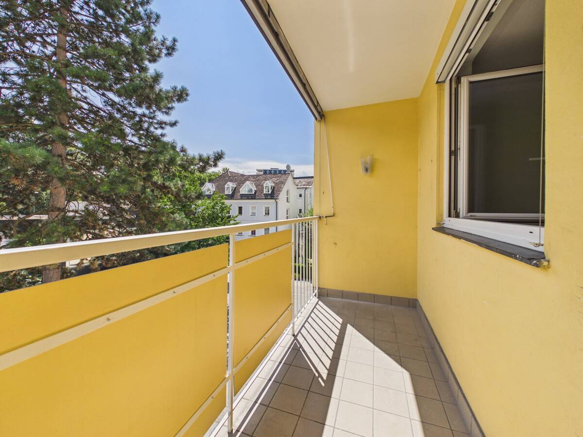 Helle Wohnung mit Loggia und Fischgrätparkett