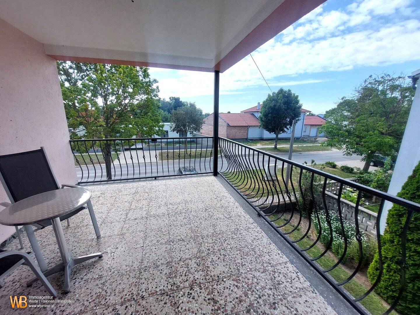 Sunny quiet location, 157m² living space, 2 floors, garden and balcony