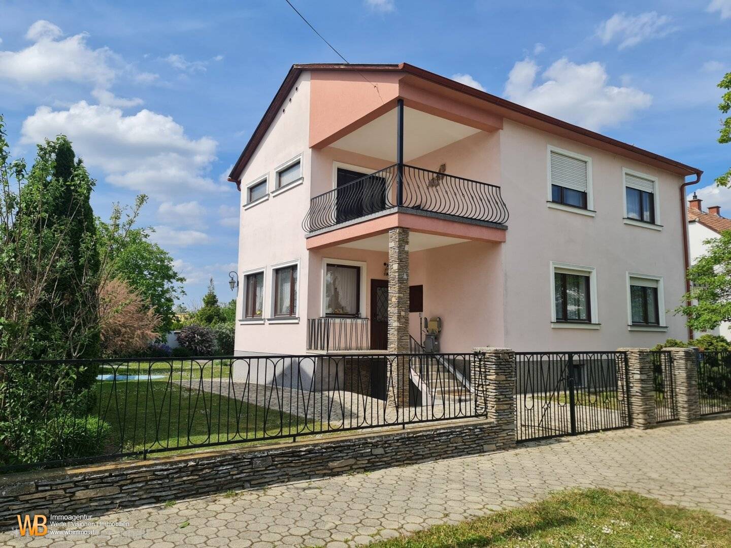 Sunny quiet location, 157m² living space, 2 floors, garden and balcony