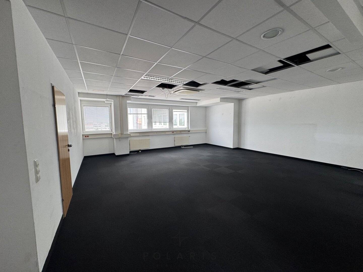 Office 210 m² on 4th floor | prime location, bright rooms &amp; parking spaces | Near A2