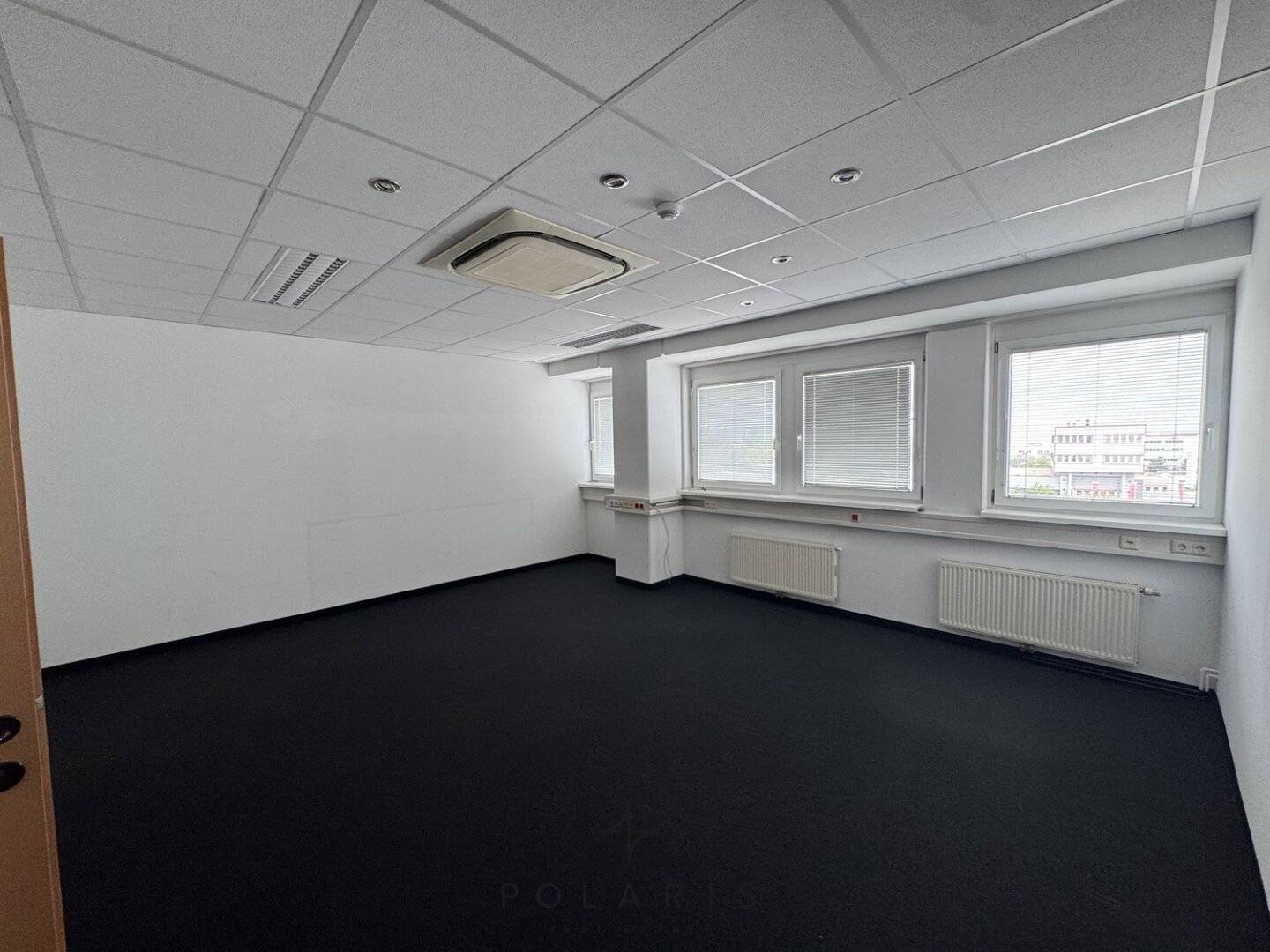 Office 210 m² on 4th floor | prime location, bright rooms &amp; parking spaces | Near A2
