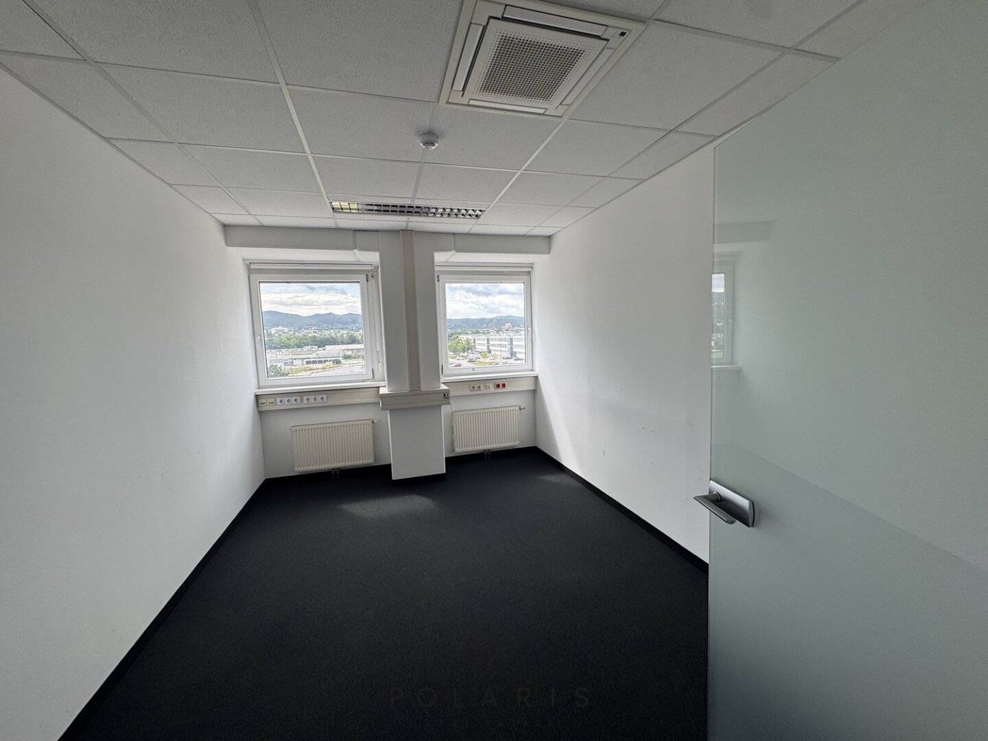 Office 210 m² on 4th floor | prime location, bright rooms &amp; parking spaces | Near A2