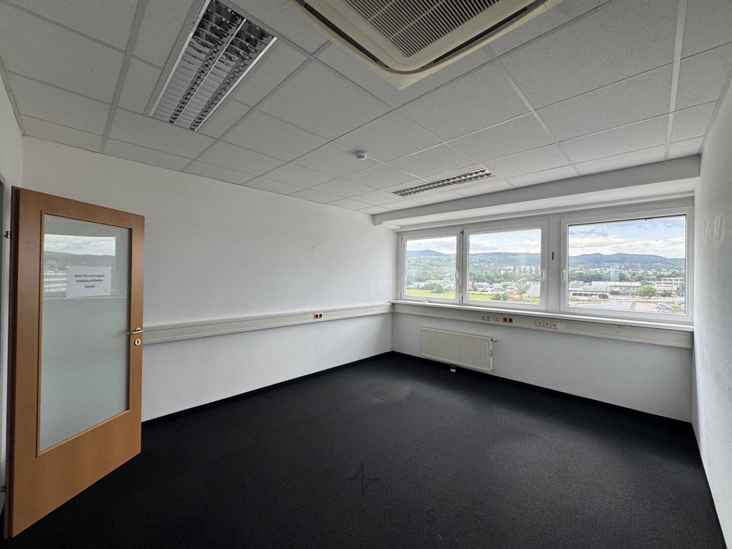 Office 210 m² on 4th floor | prime location, bright rooms &amp; parking spaces | Near A2