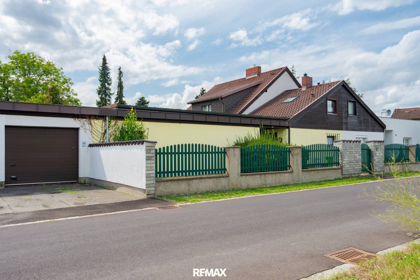 Charmante Doppelhaushälfte mit großem Grundstück, Pool und viel Potenzial für Ihre Wohnträume