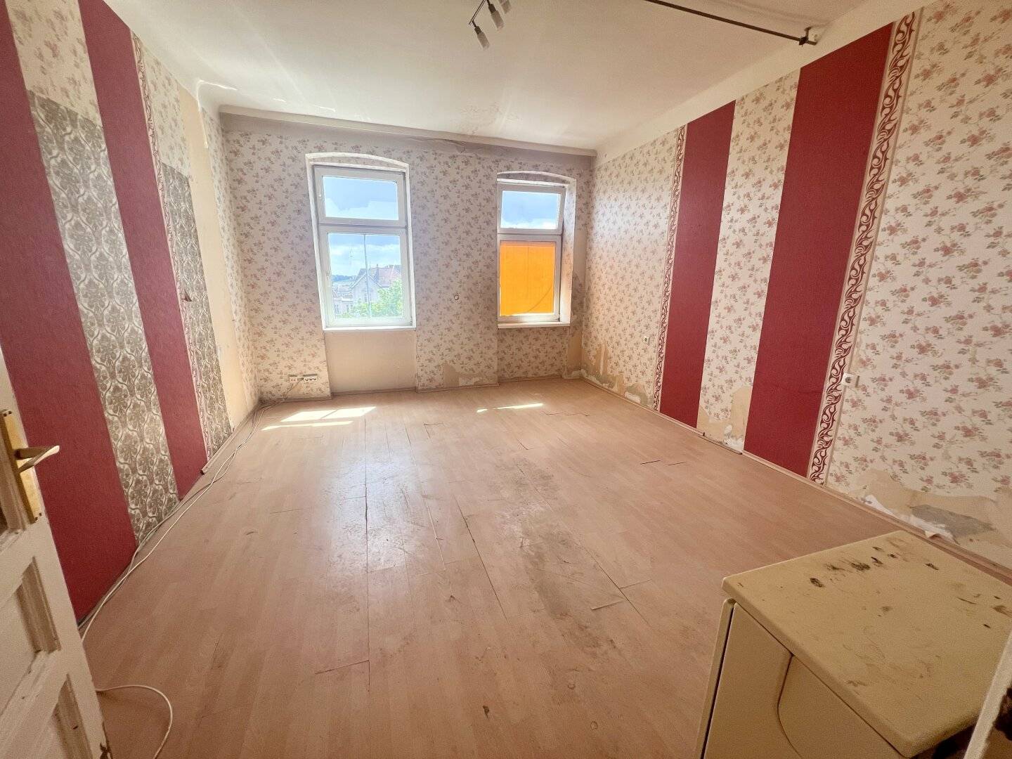 Affordable 1.5 room apartment on the 4th floor with lift and distant view of the Gloriette
