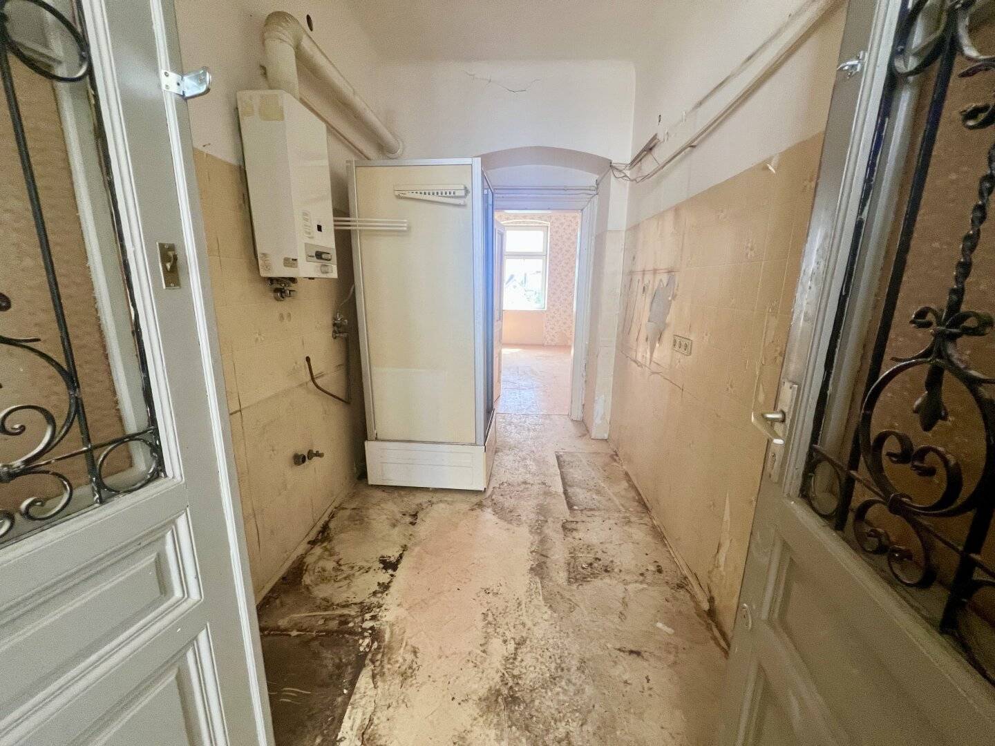 Affordable 1.5 room apartment on the 4th floor with lift and distant view of the Gloriette