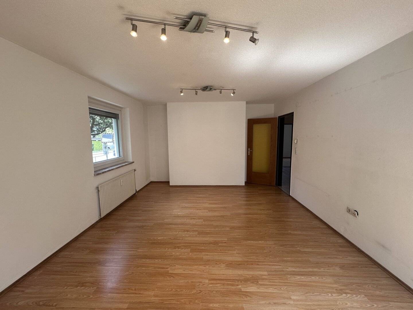 Schwaz: Empty 3-room apartment with glazed loggia – ready for your renovation