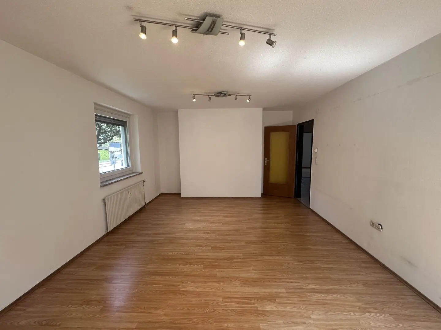 Schwaz: Leergeräumte 3-Zimmer-Wohnung mit verglaster Loggia – startklar für Ihre Sanierung
