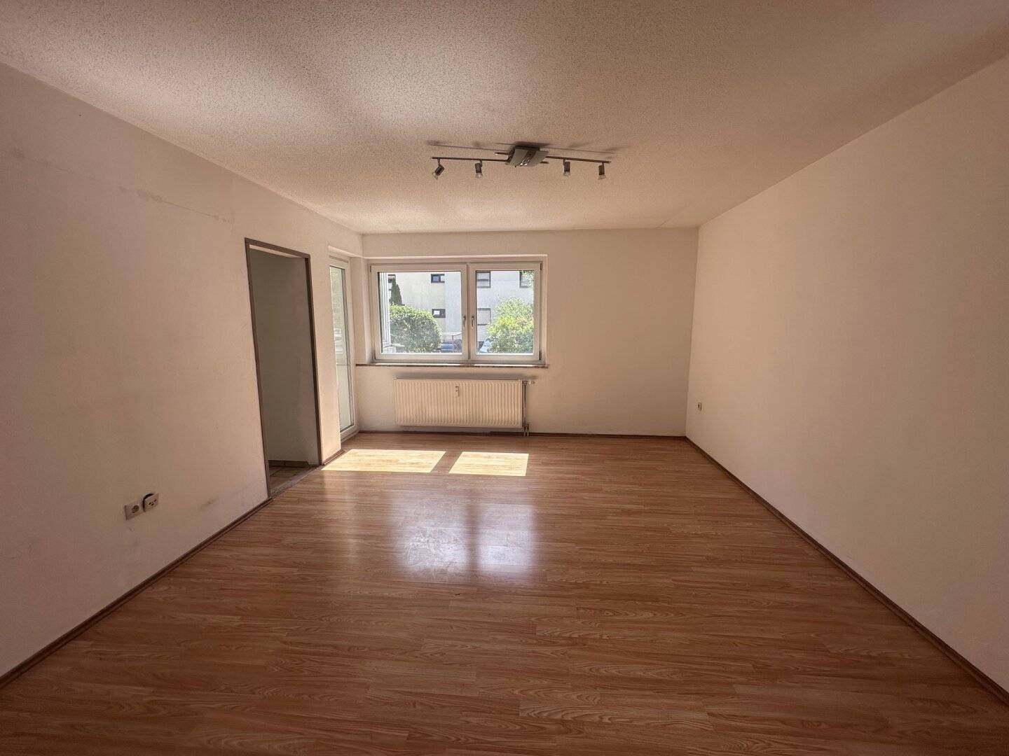 Schwaz: Empty 3-room apartment with glazed loggia – ready for your renovation