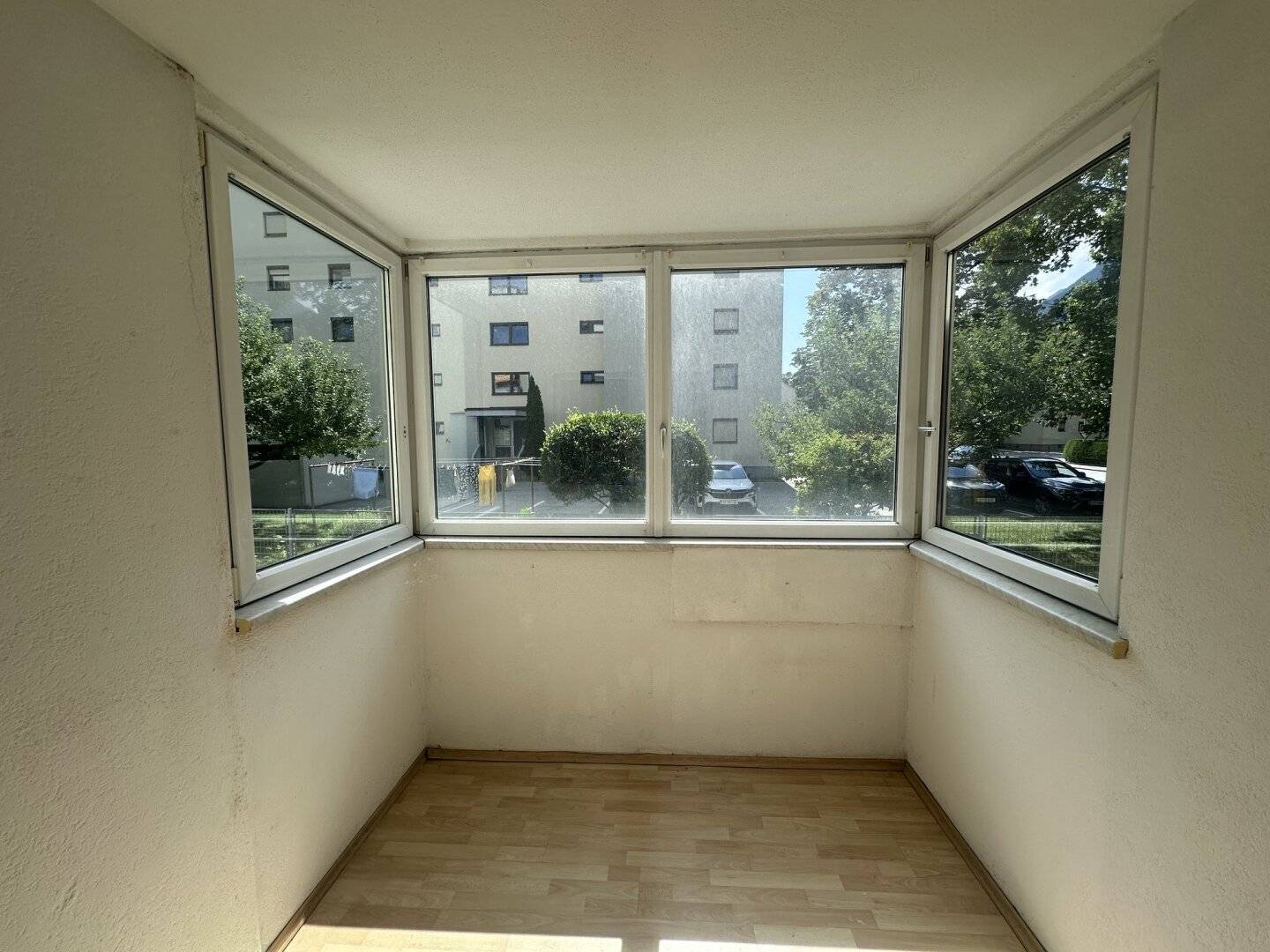 Schwaz: Empty 3-room apartment with glazed loggia – ready for your renovation