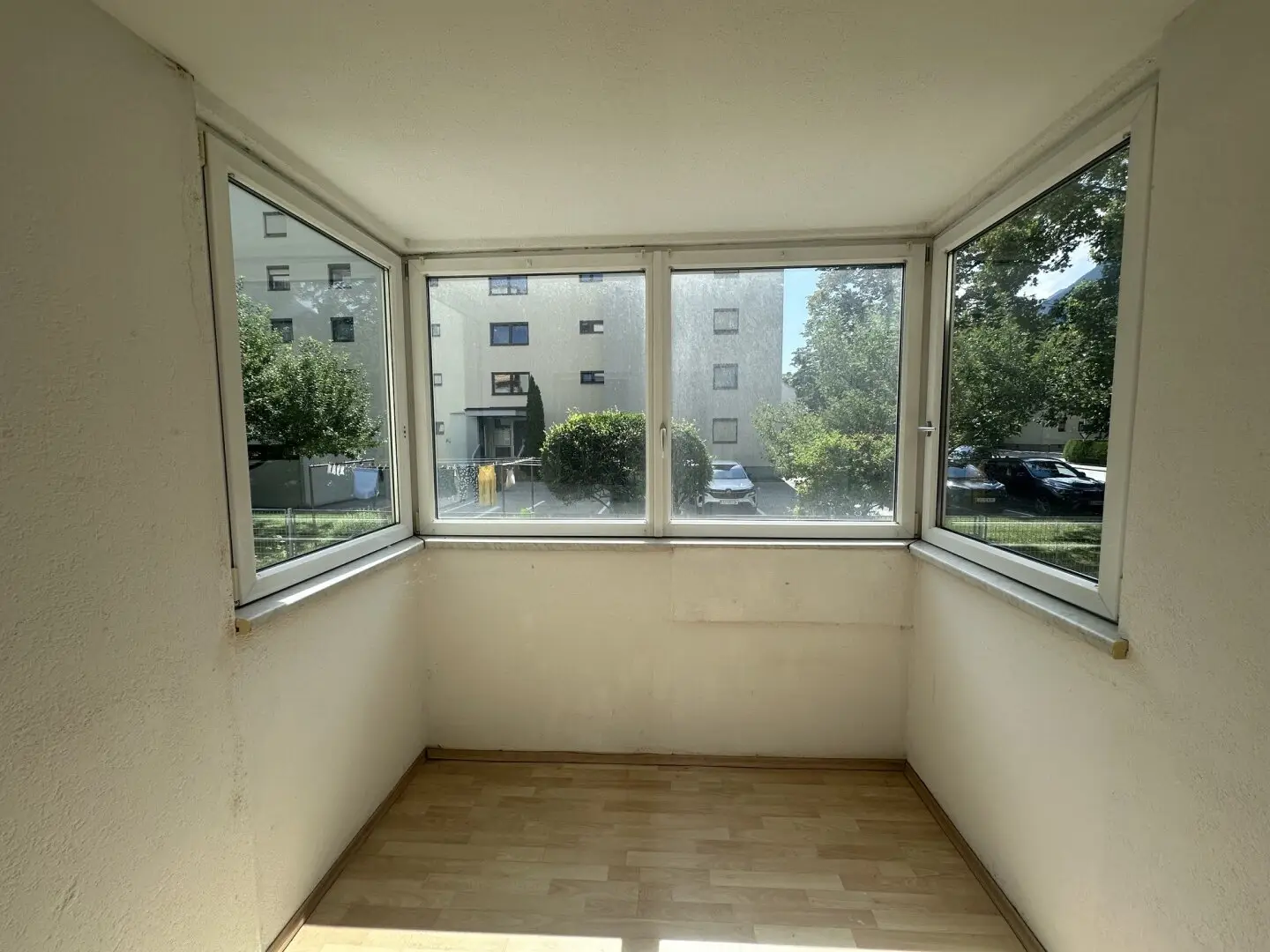 Schwaz: Leergeräumte 3-Zimmer-Wohnung mit verglaster Loggia – startklar für Ihre Sanierung