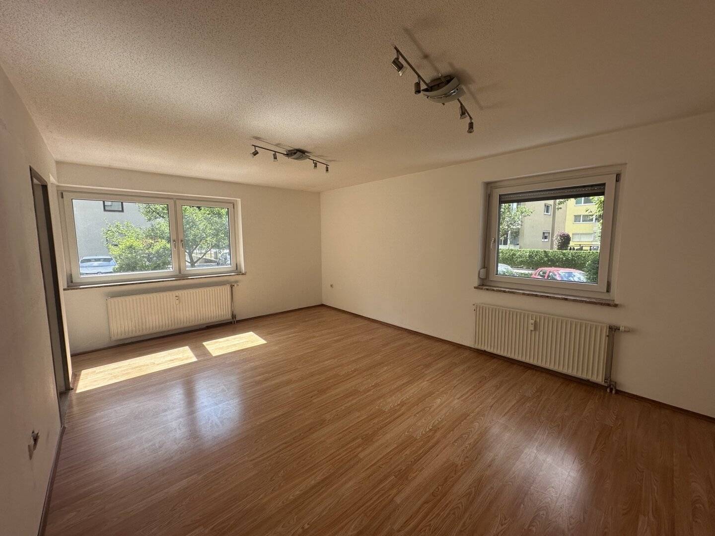 Schwaz: Empty 3-room apartment with glazed loggia – ready for your renovation
