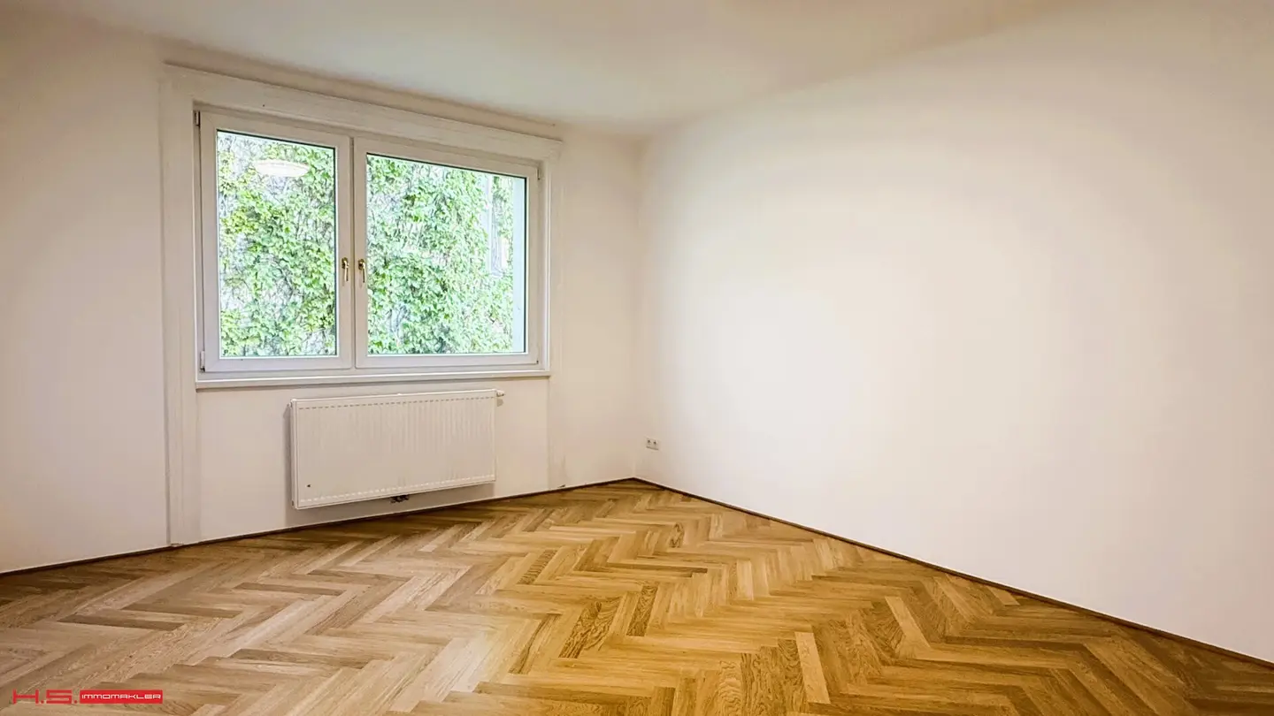 ALOIS DRASCHE PARK - First Occupancy - 4th Floor with Elevator - 100% Green View - East West Orientation - Thermally Renovated Building
