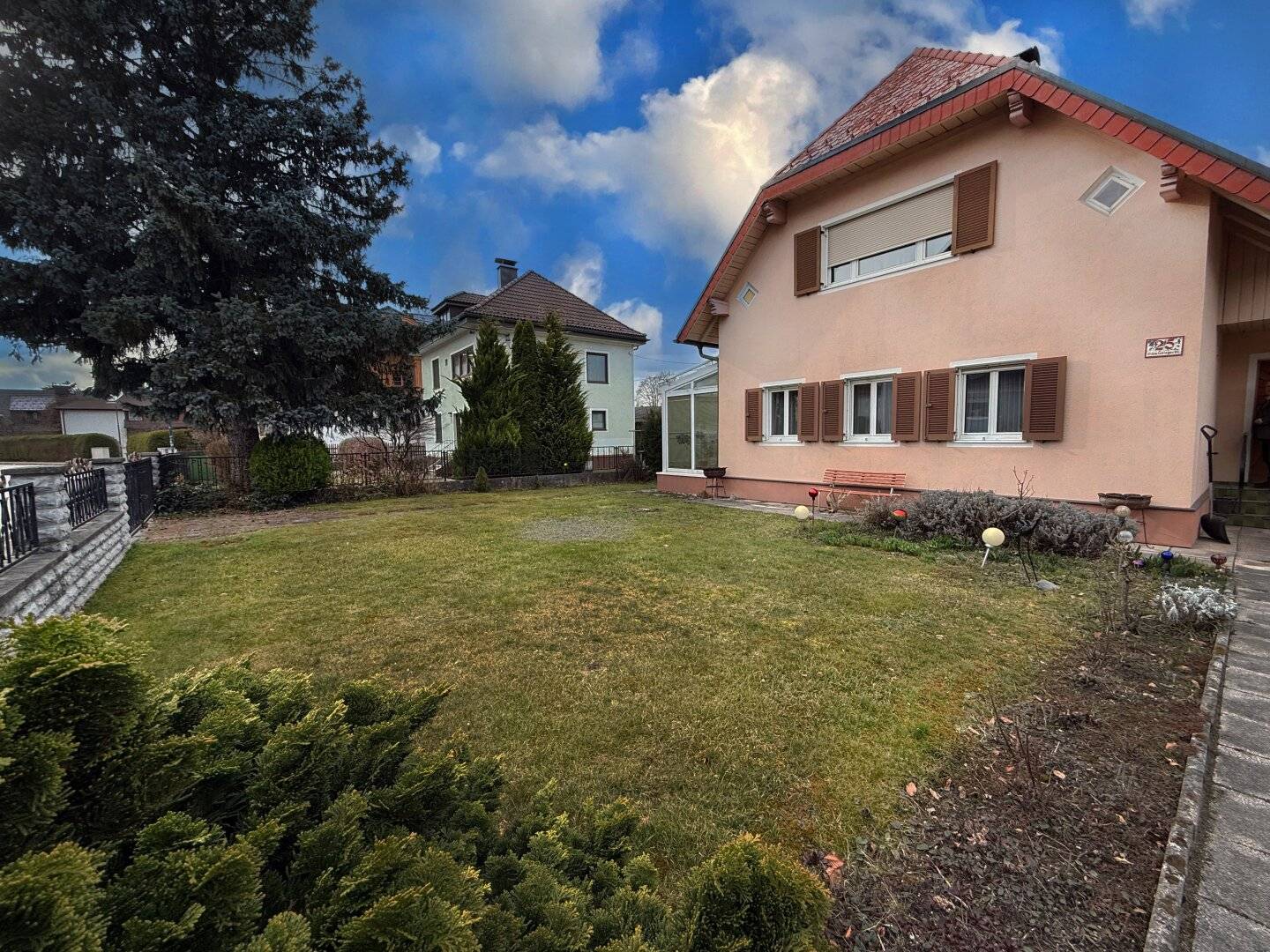 YOUR CHANCE: Charming single-family house with development potential in Salzburg-Liefering