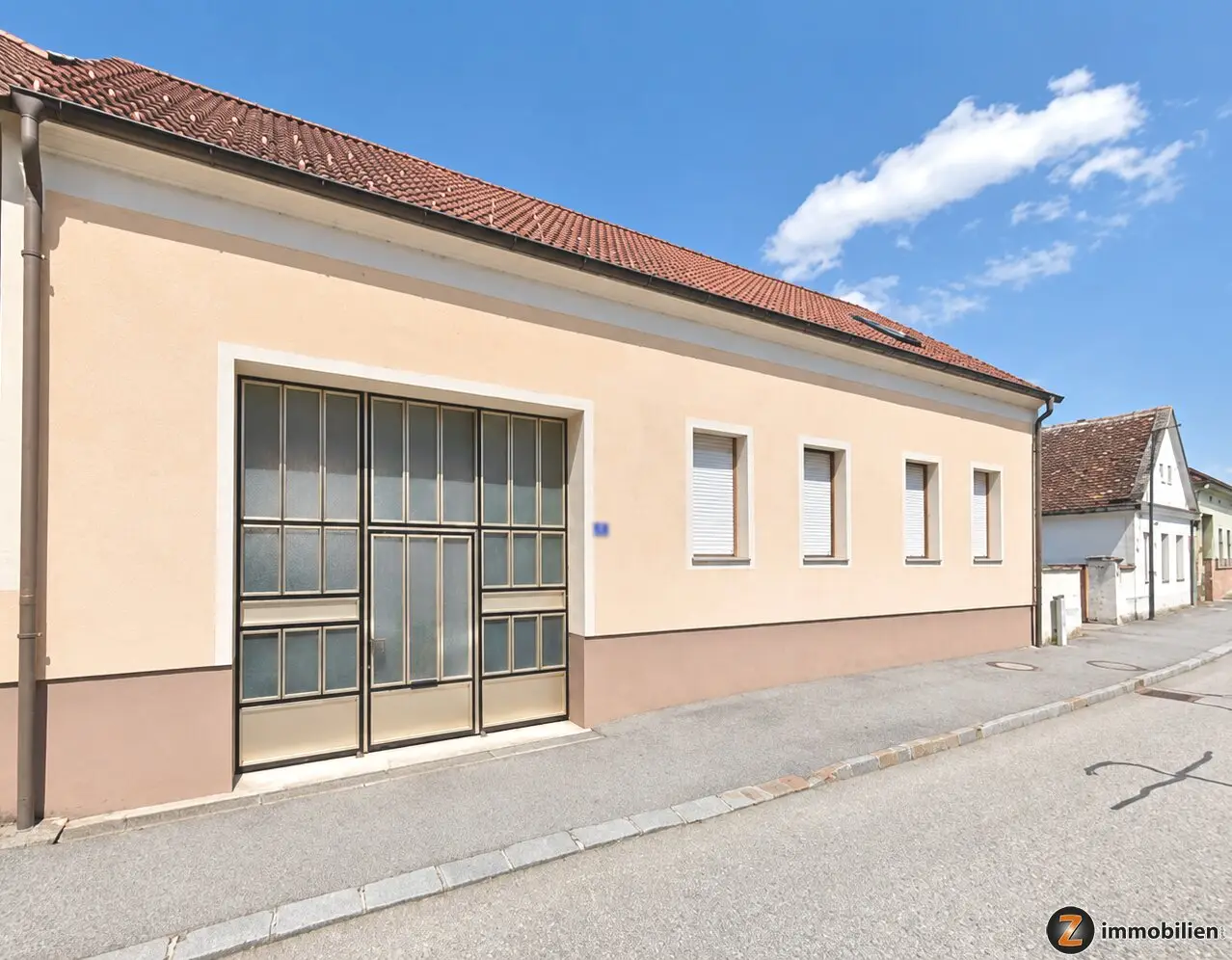 Badersdorf: Well-kept country house with numerous outbuildings