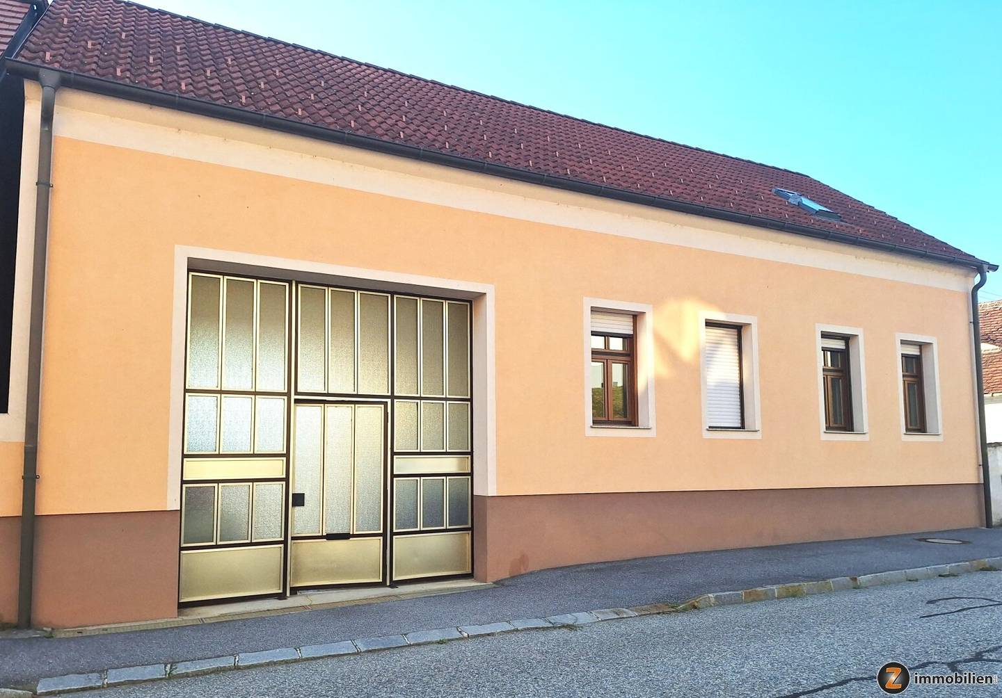 Badersdorf: Gepflegtes Landhaus mit zahlreichen Nebengebäuden!