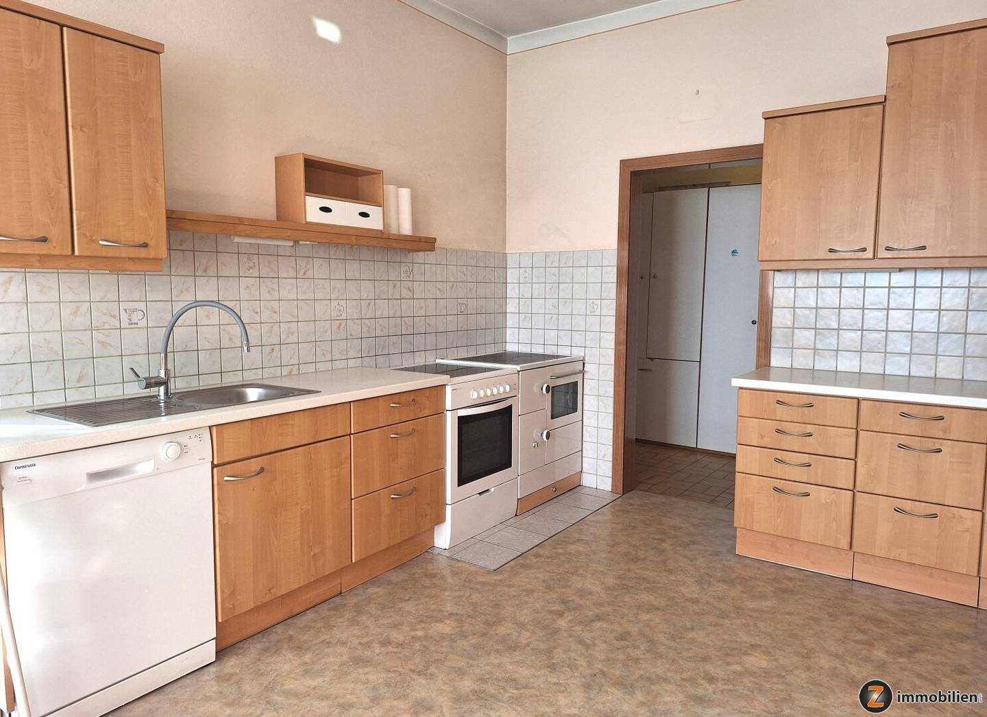Badersdorf: Gepflegtes Landhaus mit zahlreichen Nebengebäuden!