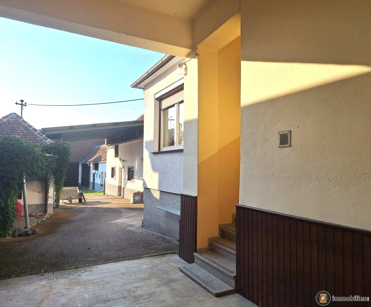 Badersdorf: Gepflegtes Landhaus mit zahlreichen Nebengebäuden!