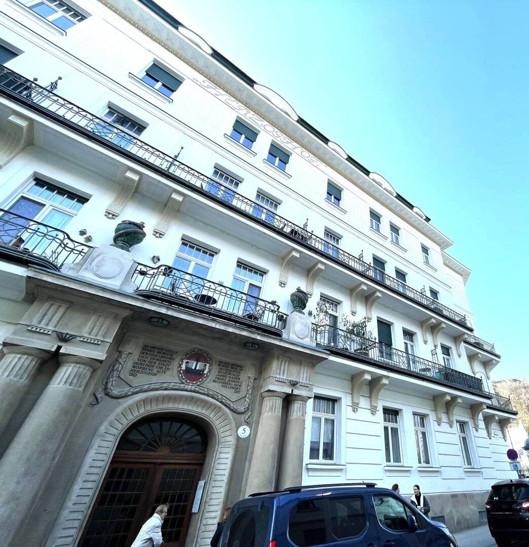 Exklusive Mansardenwohnung in elegantem Jugendstilpalais – Zentrale Lage – Atemberaubender Blick über die Innenstadt von Baden