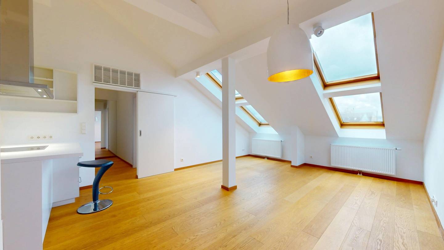 Between Votivkirche and Schottenring: 3-room attic apartment in a period style building in the heart of the 9th district