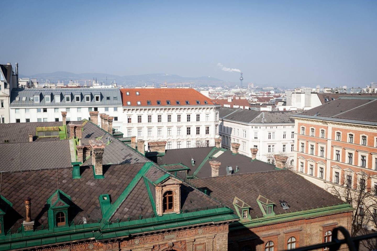 Between Votivkirche and Schottenring: 3-room attic apartment in a period style building in the heart of the 9th district