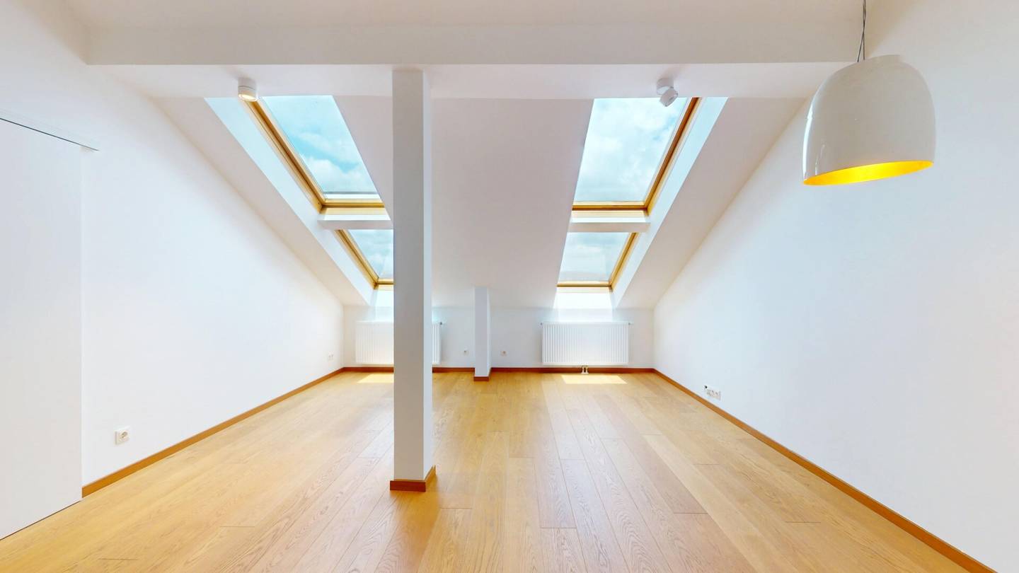 Between Votivkirche and Schottenring: 3-room attic apartment in a period style building in the heart of the 9th district