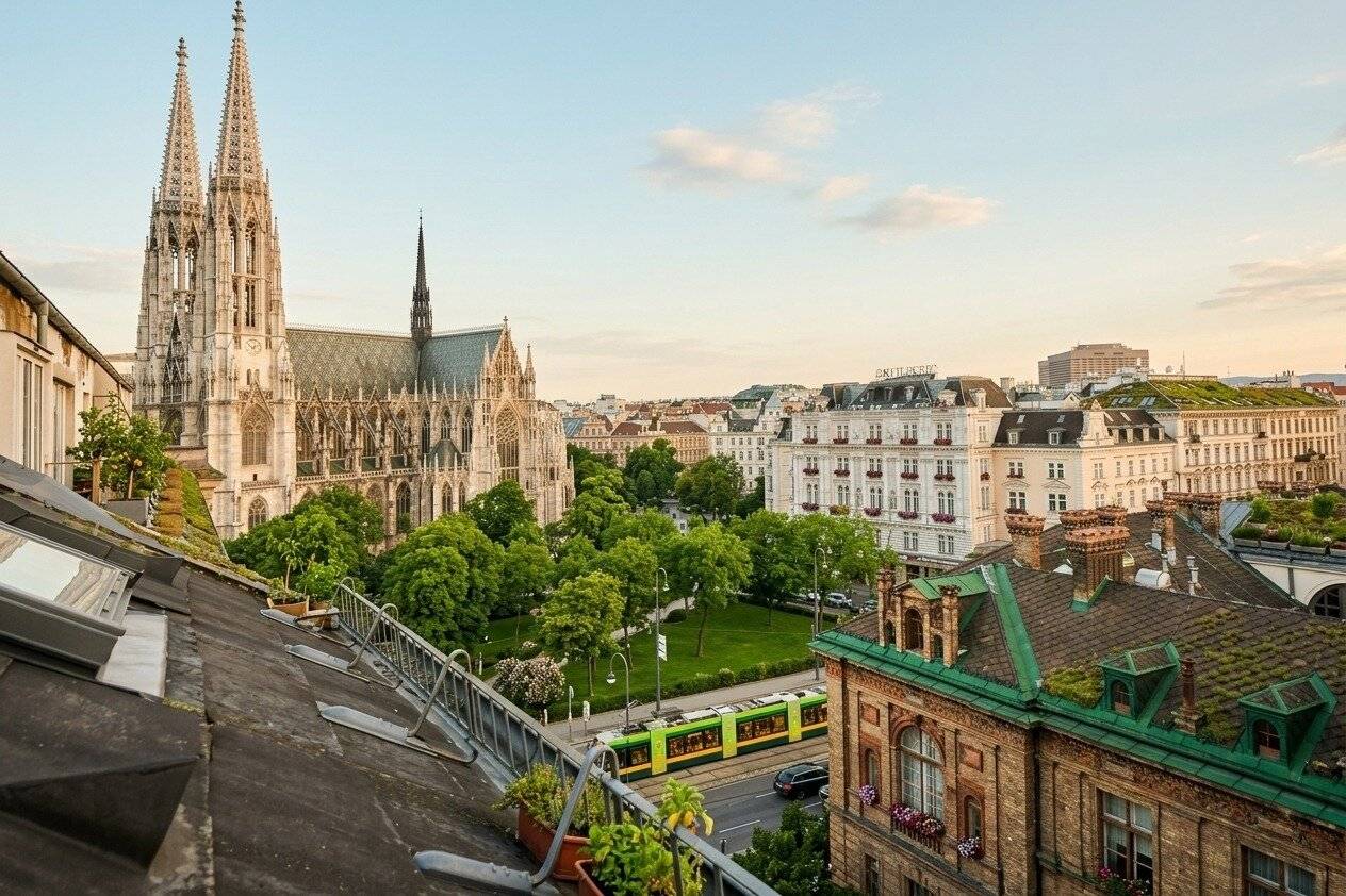 Between Votivkirche and Schottenring: 3-room attic apartment in a period style building in the heart of the 9th district
