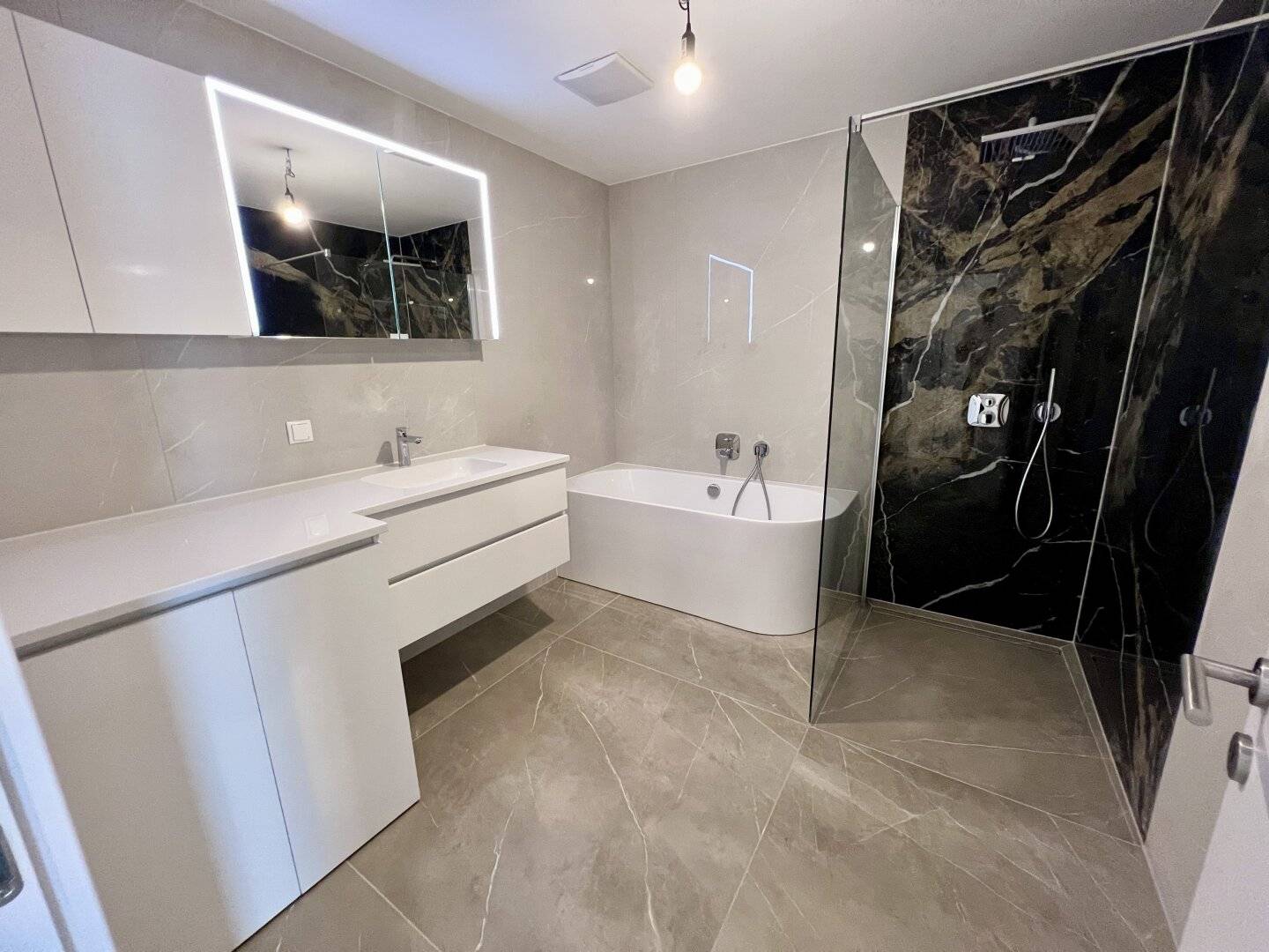 Commission-free! Modern 3-room garden apartment (first occupancy) with high-quality fittings, air conditioning, underground parking and beautiful southeast garden. Directly at the Prater