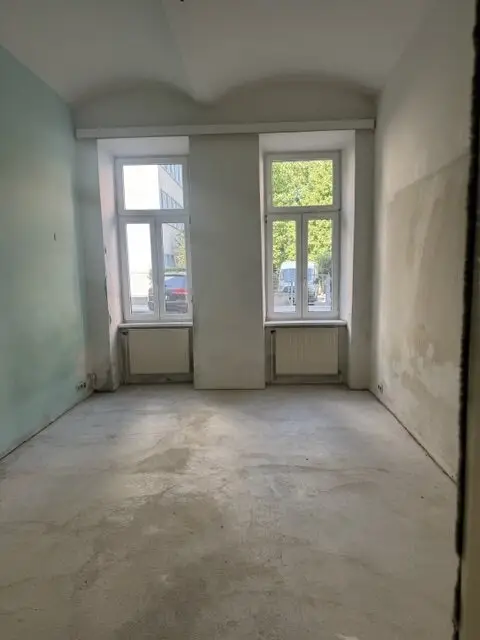 Unsanierte zwei Zimmer Wohnung