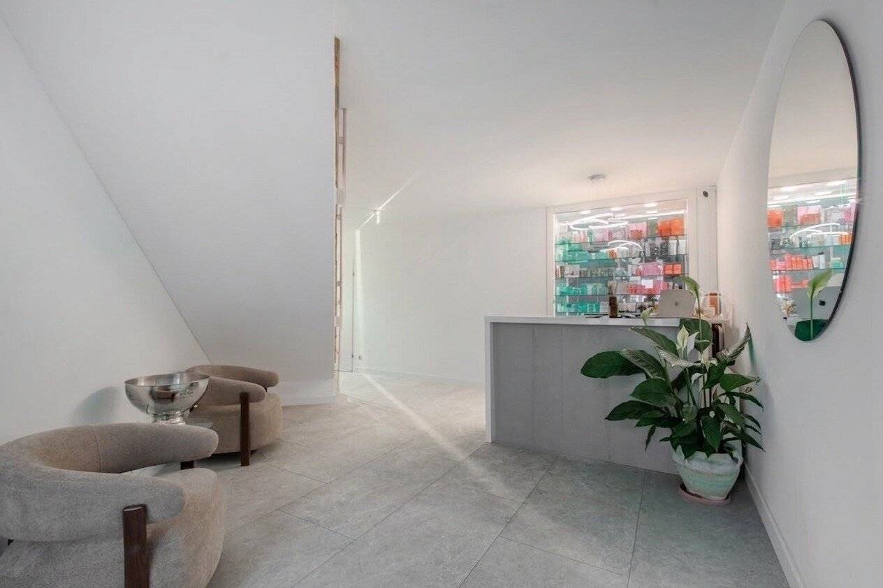 Ground floor beauty cosmetic studio near Stock Exchange