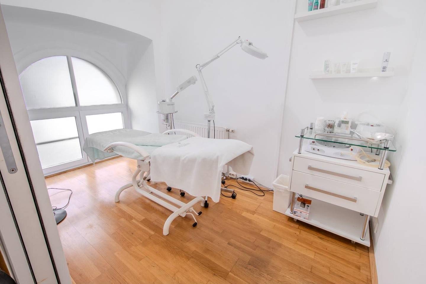 Ground floor beauty cosmetic studio near Stock Exchange