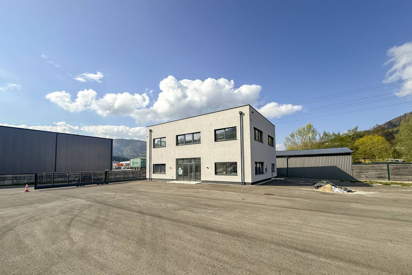 Bright new build apartment first occupancy near motorway