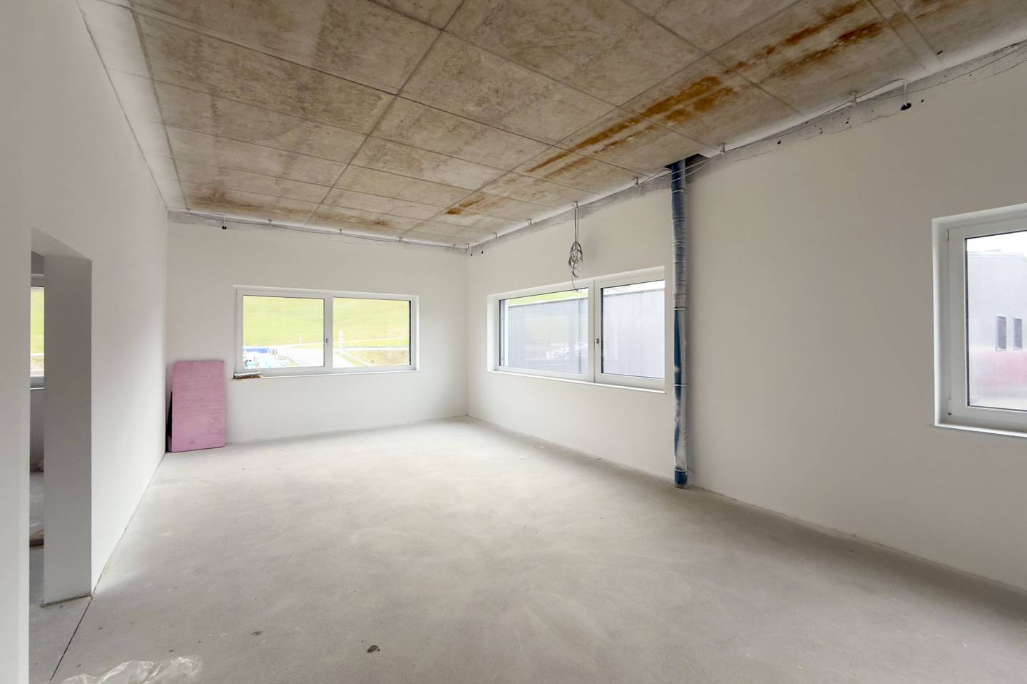 Bright new build apartment first occupancy near motorway