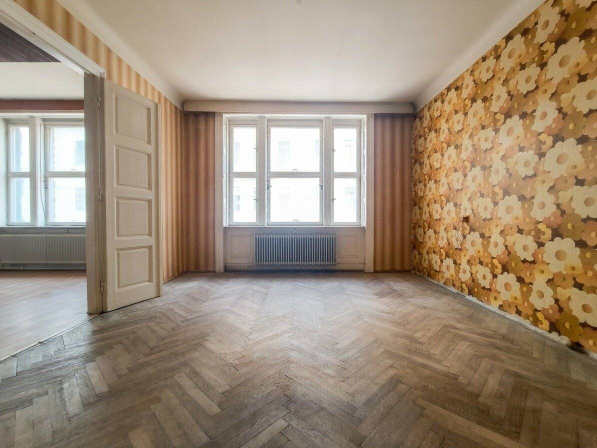Period gem with potential in the 8th district 3-room apartment with small balcony near U-Bahn station Rathaus and Volkstheater