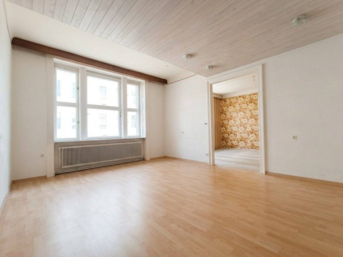 Period gem with potential in the 8th district 3-room apartment with small balcony near U-Bahn station Rathaus and Volkstheater