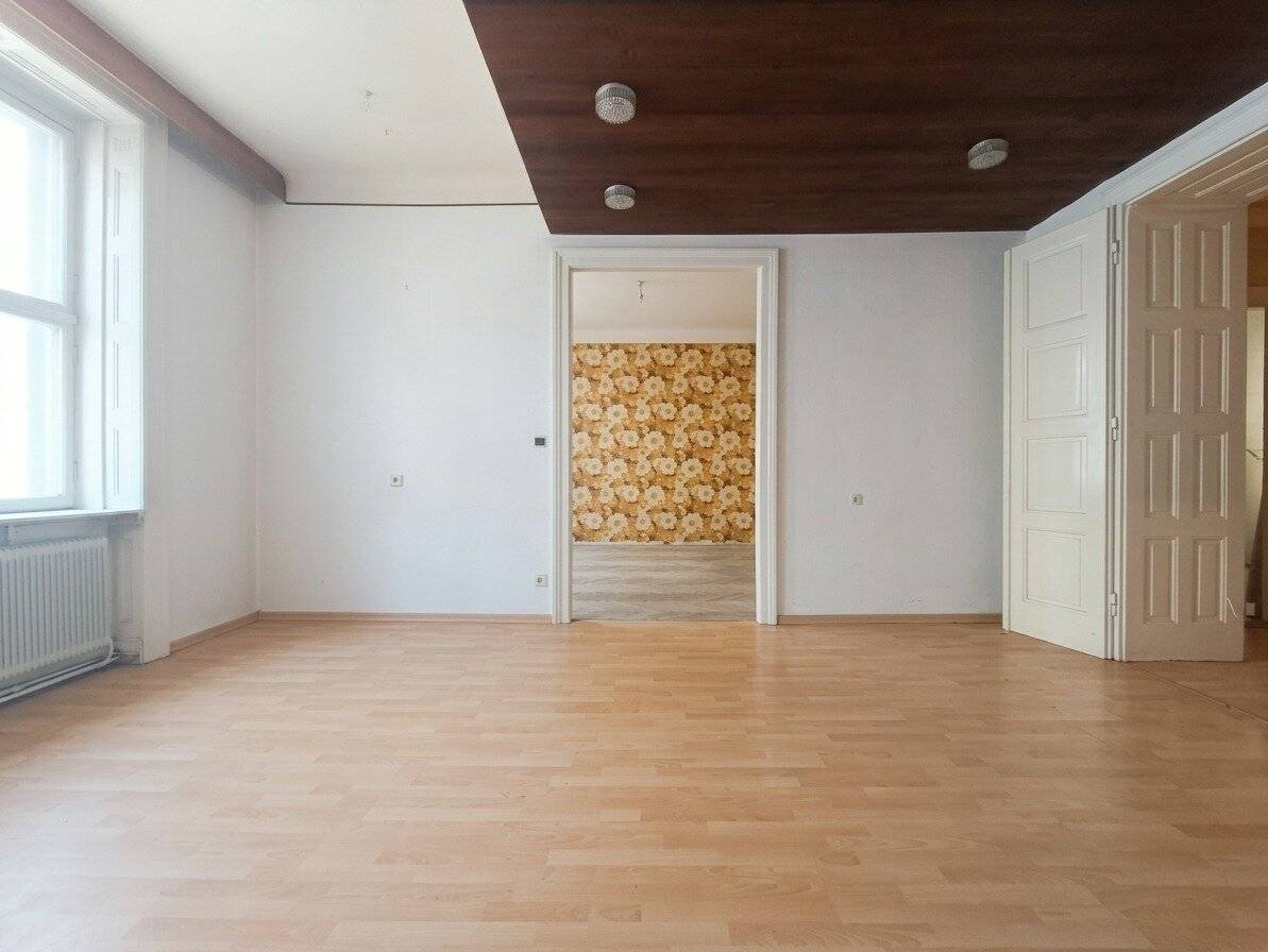 Period gem with potential in the 8th district 3-room apartment with small balcony near U-Bahn station Rathaus and Volkstheater