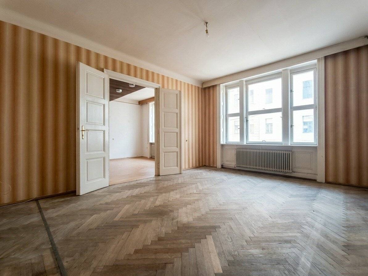 Period gem with potential in the 8th district 3-room apartment with small balcony near U-Bahn station Rathaus and Volkstheater