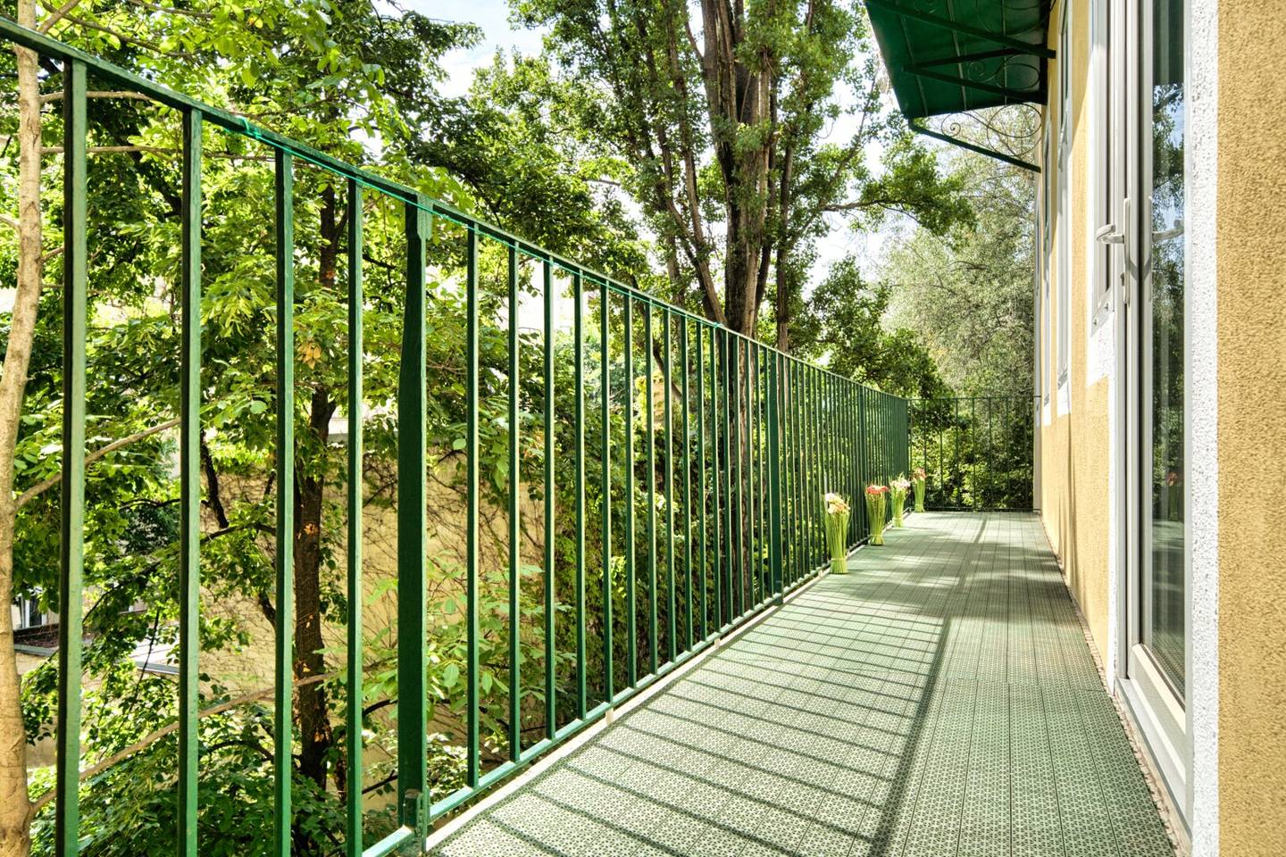 Treehouse lodge in the jungle, Casual sunny 2-room old building apartment with large balcony, green view and extraordinary flair